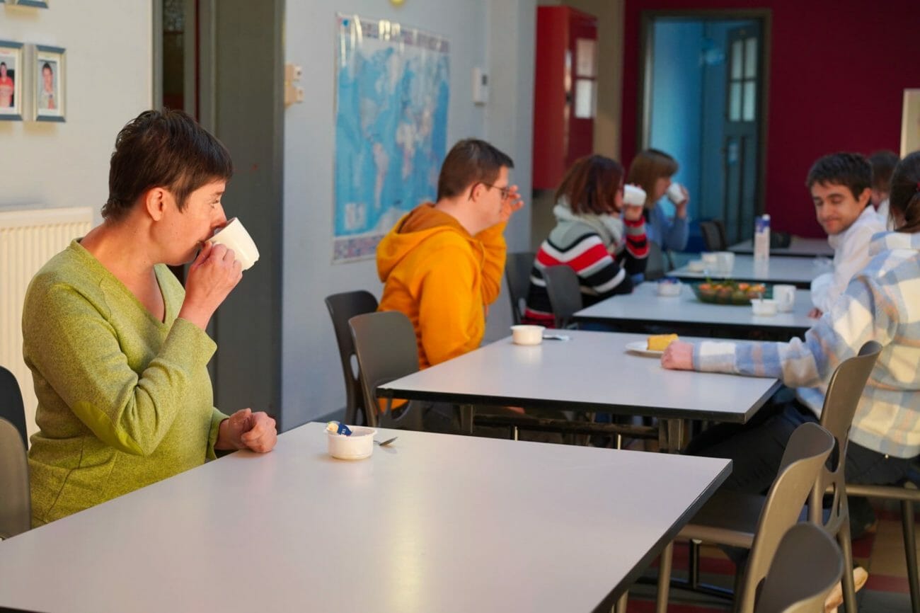 habitants bulle d air qui boivent un café