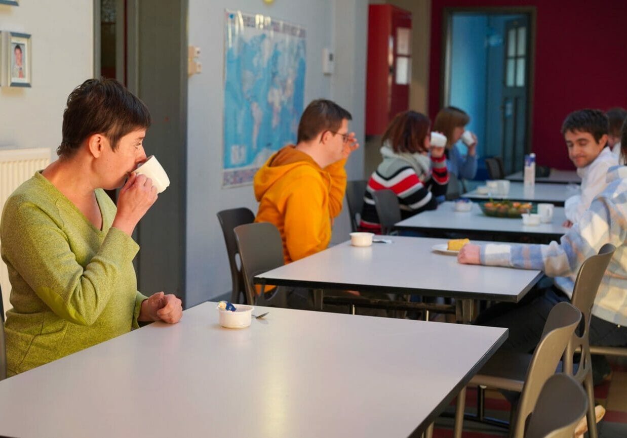 habitants bulle d air qui boivent un café